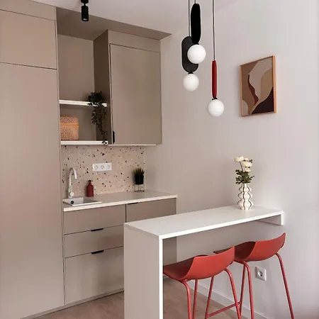 Central Studio Apartment *